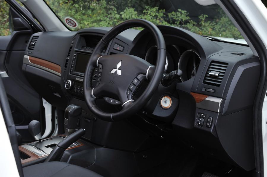  Mitsubishi Shogun Black 2012 года  (UK) (фото 19 из 85)